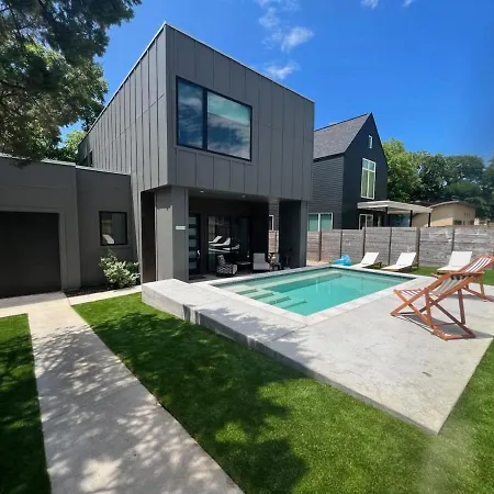 New Modern 3 Bedroom House In Hip East Austin